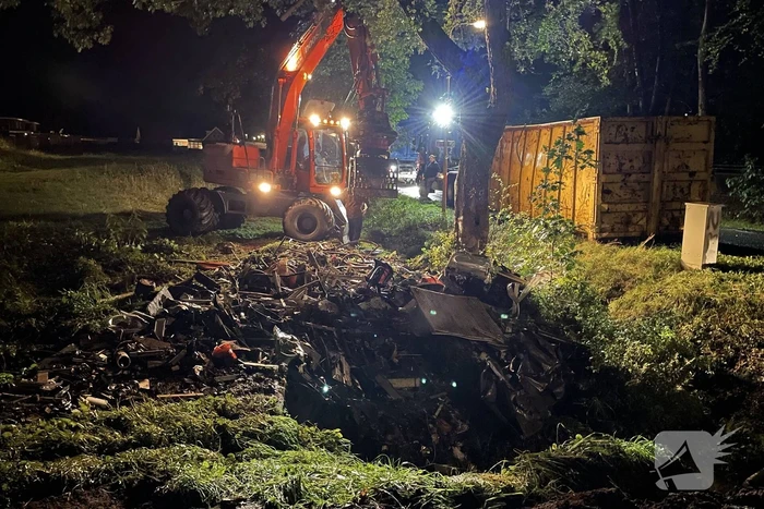 Aanhanger met container gekanteld