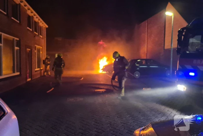 Twee auto's verwoest door brand