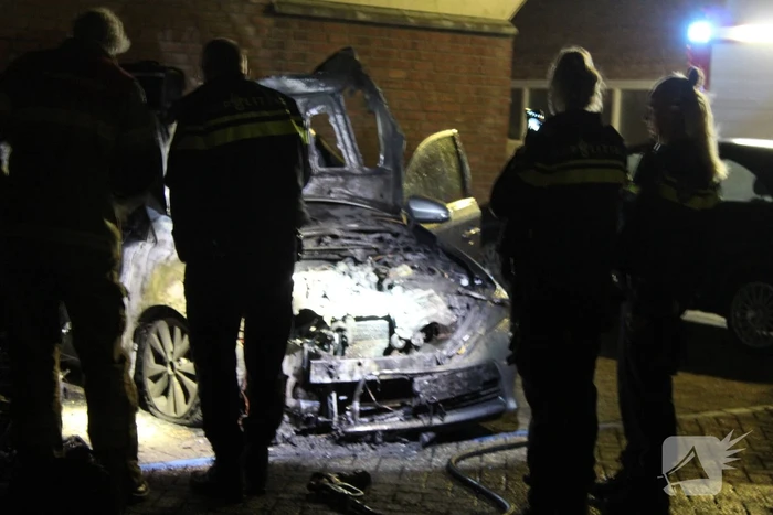 Twee auto's verwoest door brand