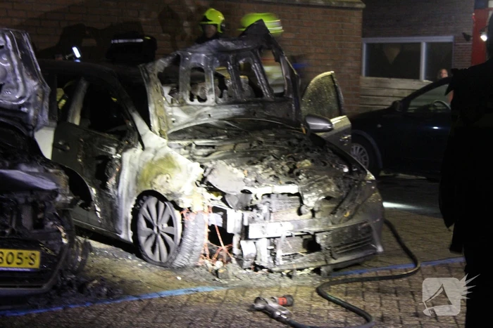 Twee auto's verwoest door brand