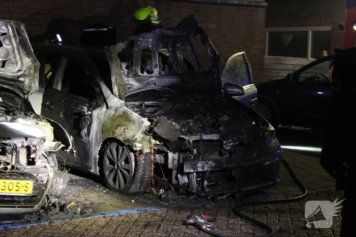 Twee auto's verwoest door brand