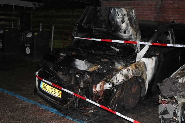 Twee auto's verwoest door brand