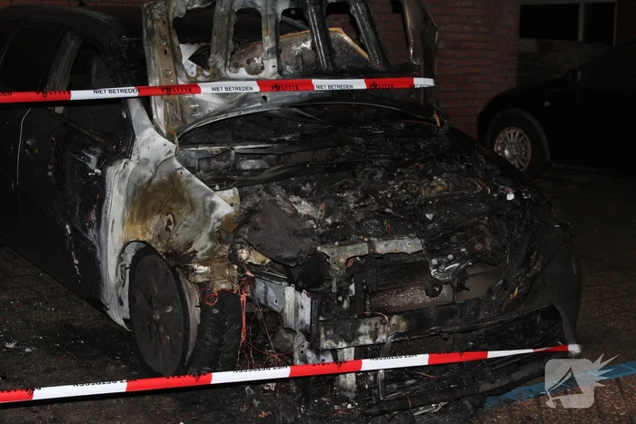 Twee auto's verwoest door brand