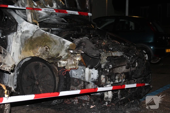 Twee auto's verwoest door brand