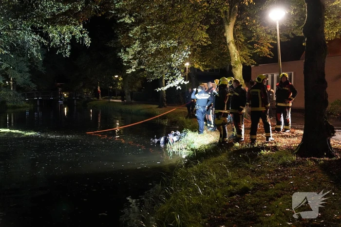 Hulpdiensten rukken uit voor scooter in sloot