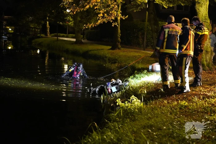 Hulpdiensten rukken uit voor scooter in sloot