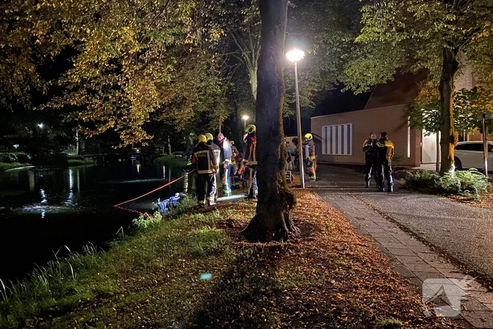 Hulpdiensten rukken uit voor scooter in sloot