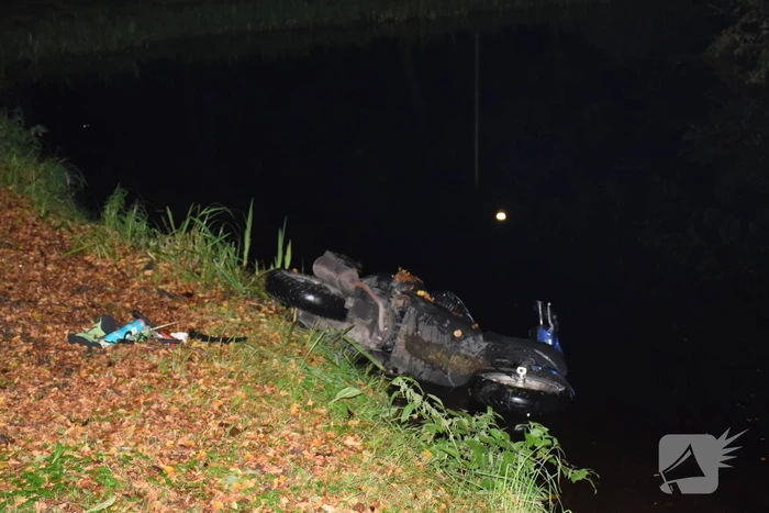Hulpdiensten rukken uit voor scooter in sloot
