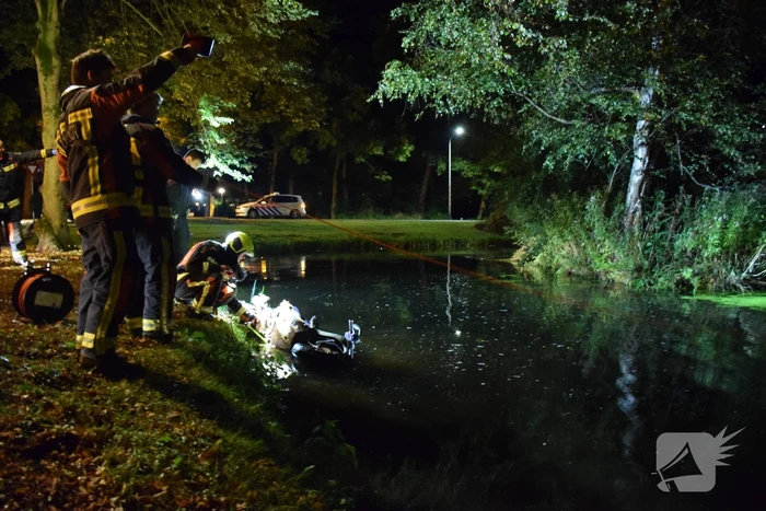 Hulpdiensten rukken uit voor scooter in sloot