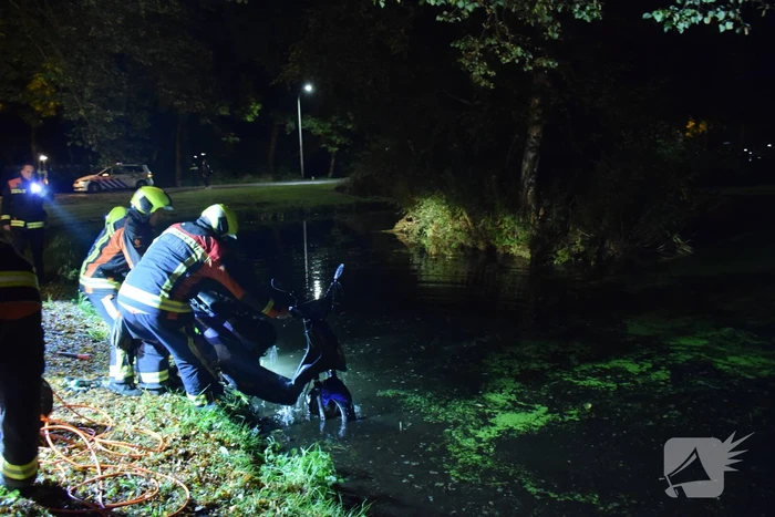 Hulpdiensten rukken uit voor scooter in sloot