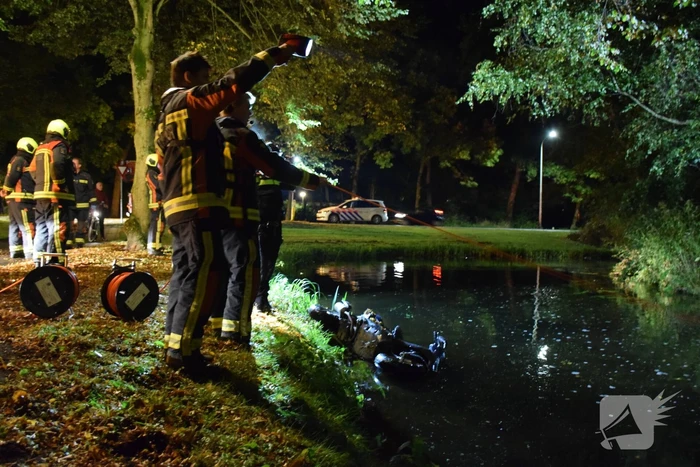 Hulpdiensten rukken uit voor scooter in sloot