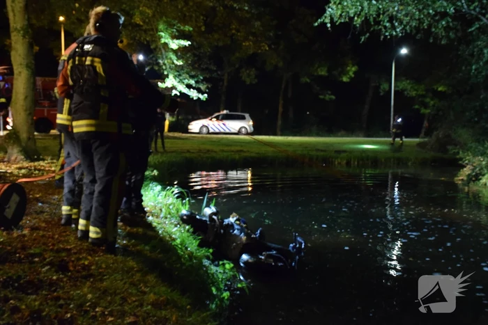 Hulpdiensten rukken uit voor scooter in sloot