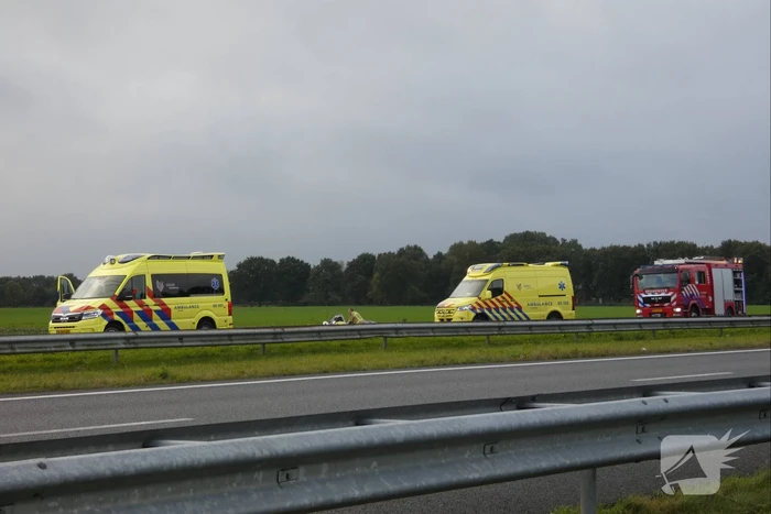 Auto belandt in greppel naast snelweg