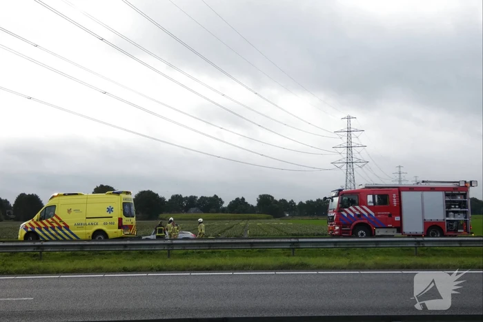 Auto belandt in greppel naast snelweg