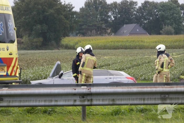 Auto belandt in greppel naast snelweg