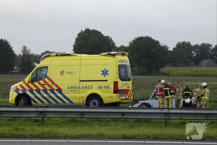 Auto belandt in greppel naast snelweg