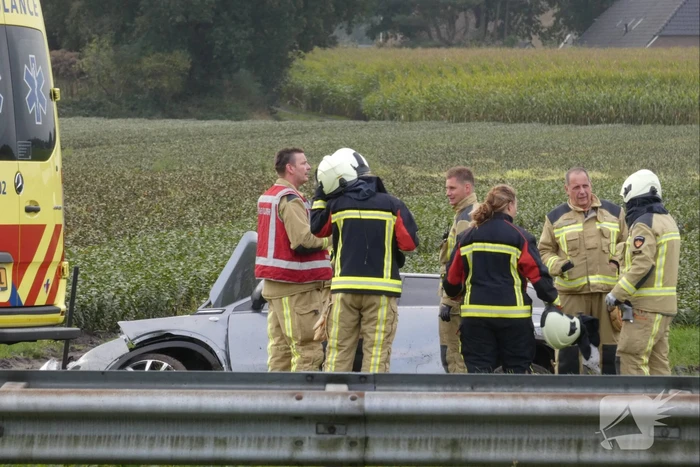 Auto belandt in greppel naast snelweg