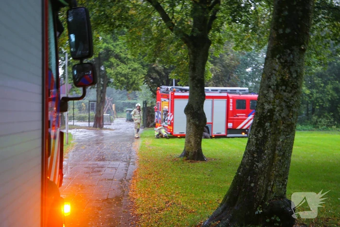 Brandweerwagen rijdt zich vast in het grasveld