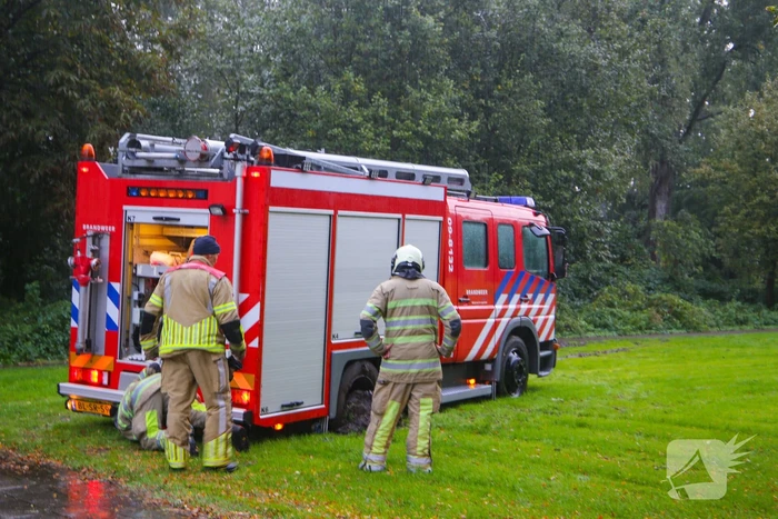 Brandweerwagen rijdt zich vast in het grasveld