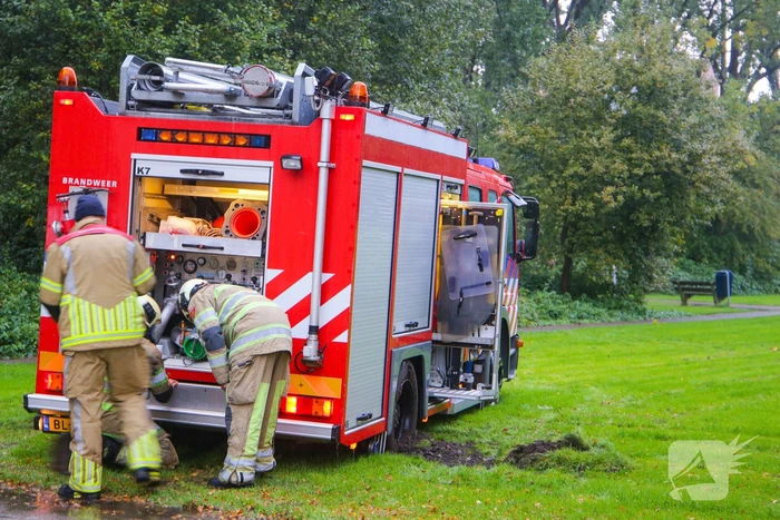 Brandweerwagen rijdt zich vast in het grasveld