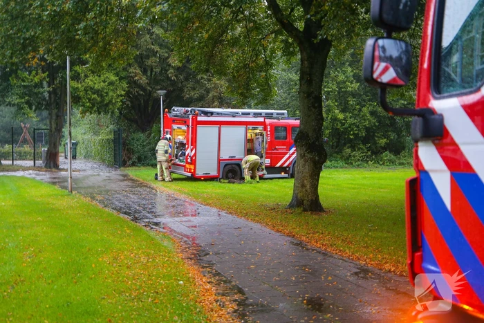 Brandweerwagen rijdt zich vast in het grasveld