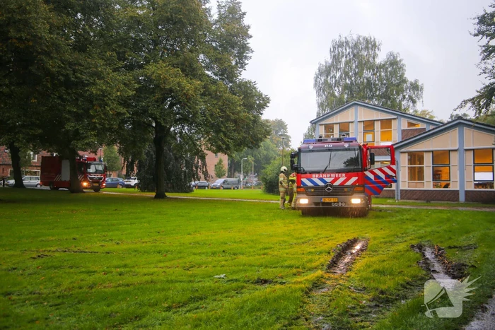 Brandweerwagen rijdt zich vast in het grasveld