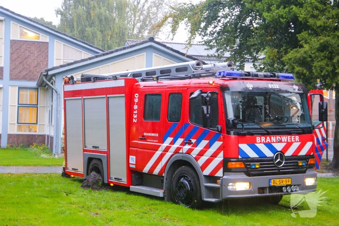 Brandweerwagen rijdt zich vast in het grasveld