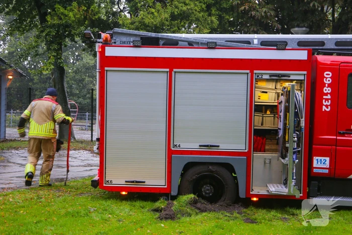 Brandweerwagen rijdt zich vast in het grasveld