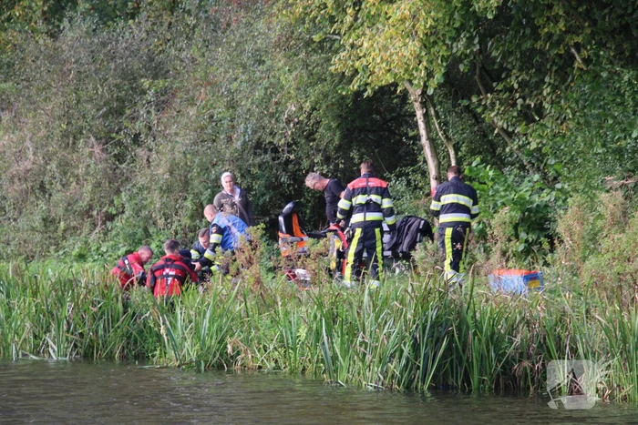 Persoon in scootmobiel raakt te water
