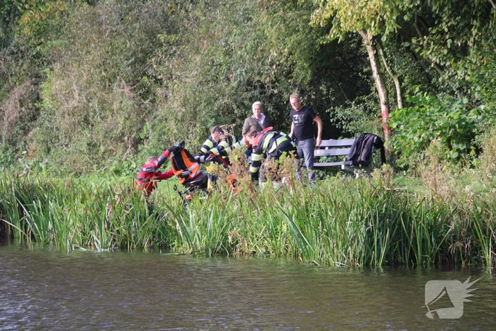 Persoon in scootmobiel raakt te water
