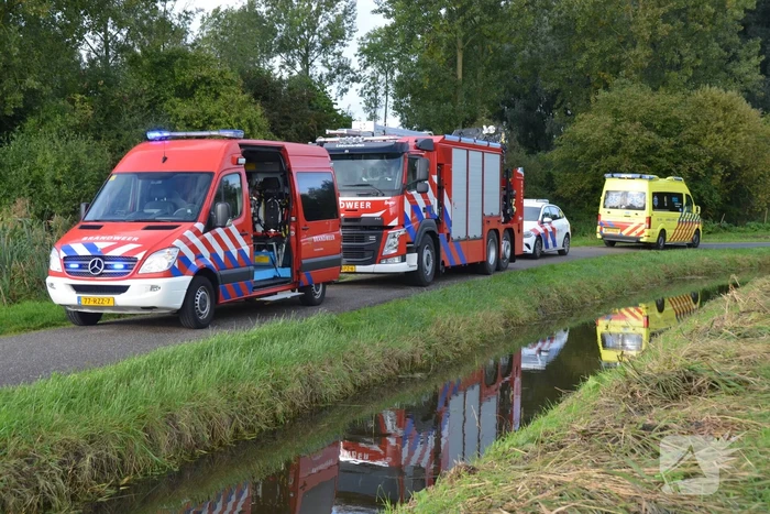 Persoon in scootmobiel raakt te water
