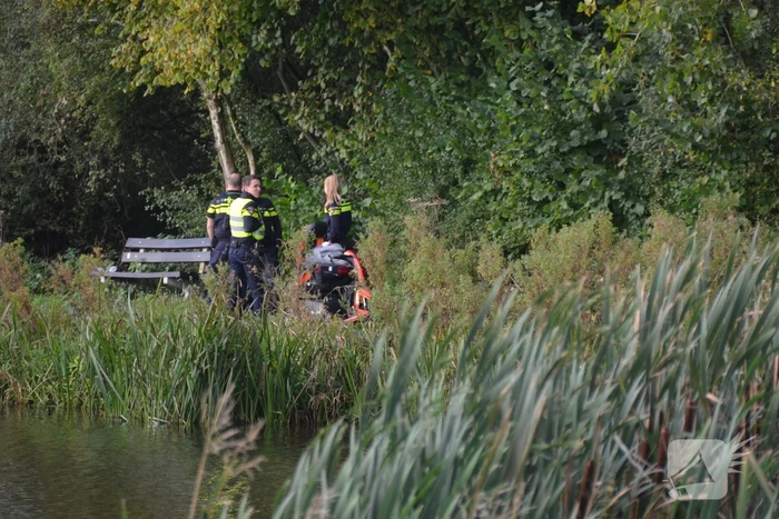 Persoon in scootmobiel raakt te water