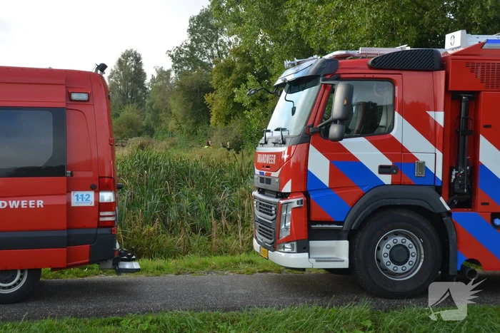 Persoon in scootmobiel raakt te water