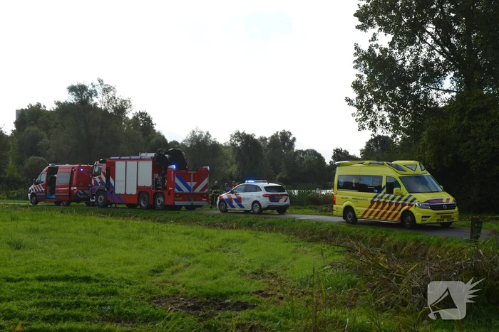 Persoon in scootmobiel raakt te water