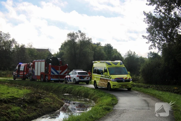 Persoon in scootmobiel raakt te water