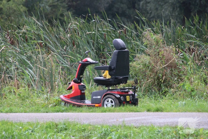 Persoon in scootmobiel raakt te water