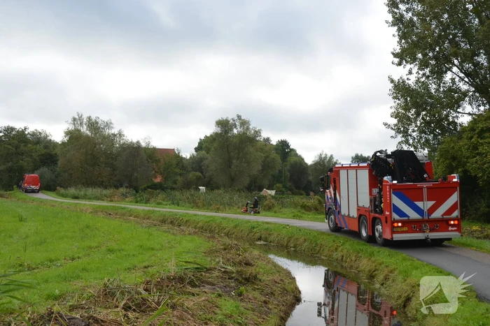 Persoon in scootmobiel raakt te water