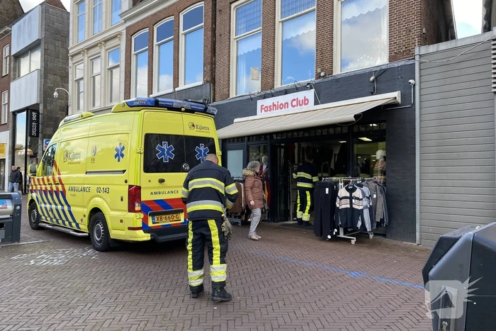 Man mogelijk gewond na elektrocutie in kledingwinkel