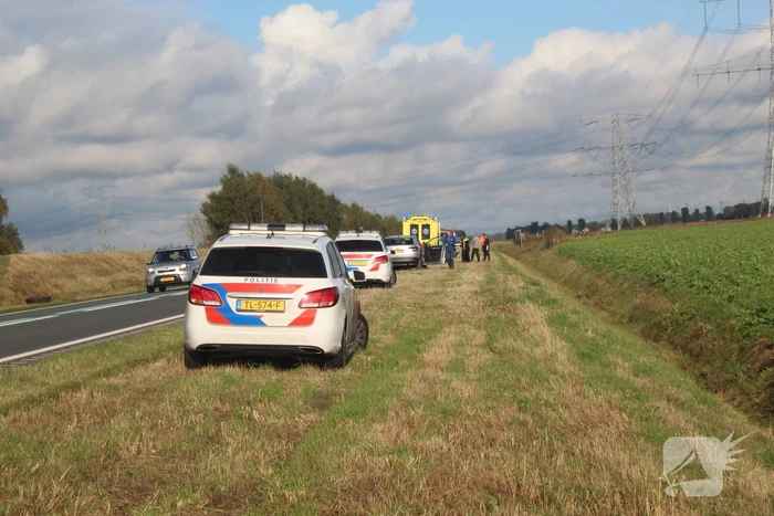 Twee auto's beschadigd nadat vrachtwagen wiel verliest