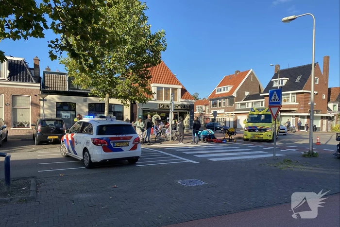 Fietser ziet auto over het hoofd en raakt gewond