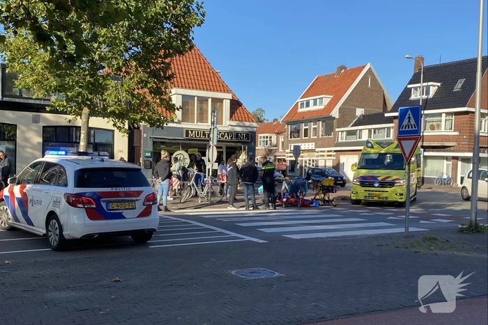 Fietser ziet auto over het hoofd en raakt gewond