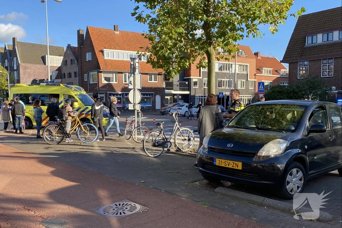 Fietser ziet auto over het hoofd en raakt gewond