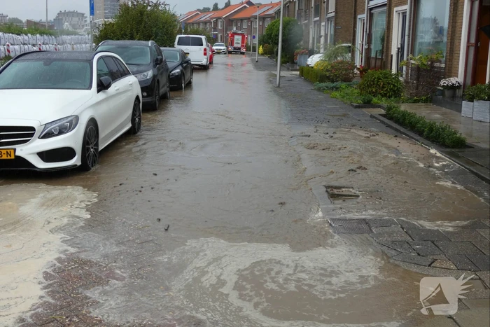 Straat onderwater door gesprongen waterleiding