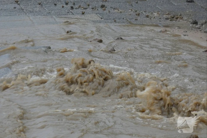 Straat onderwater door gesprongen waterleiding