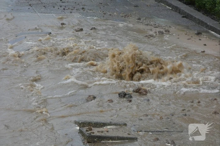 Straat onderwater door gesprongen waterleiding