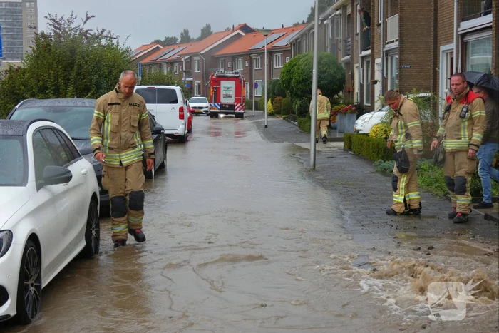 Straat onderwater door gesprongen waterleiding