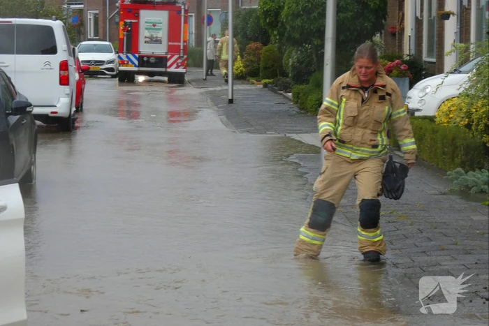 Straat onderwater door gesprongen waterleiding