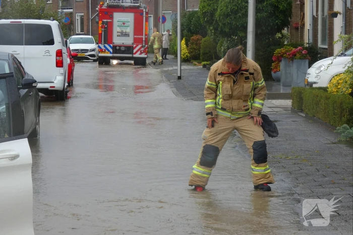 Straat onderwater door gesprongen waterleiding