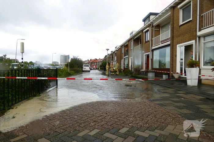 Straat onderwater door gesprongen waterleiding