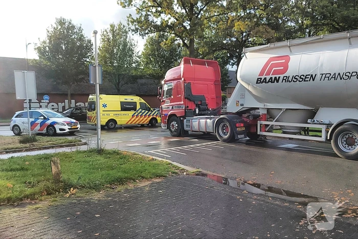 Overstekende fietser aangereden door vrachtwagen